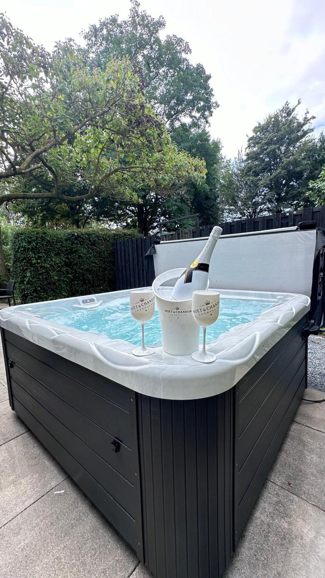 De Luxe Bed &Wellness Villa 's-Hertogenbosch  Eksteriør billede